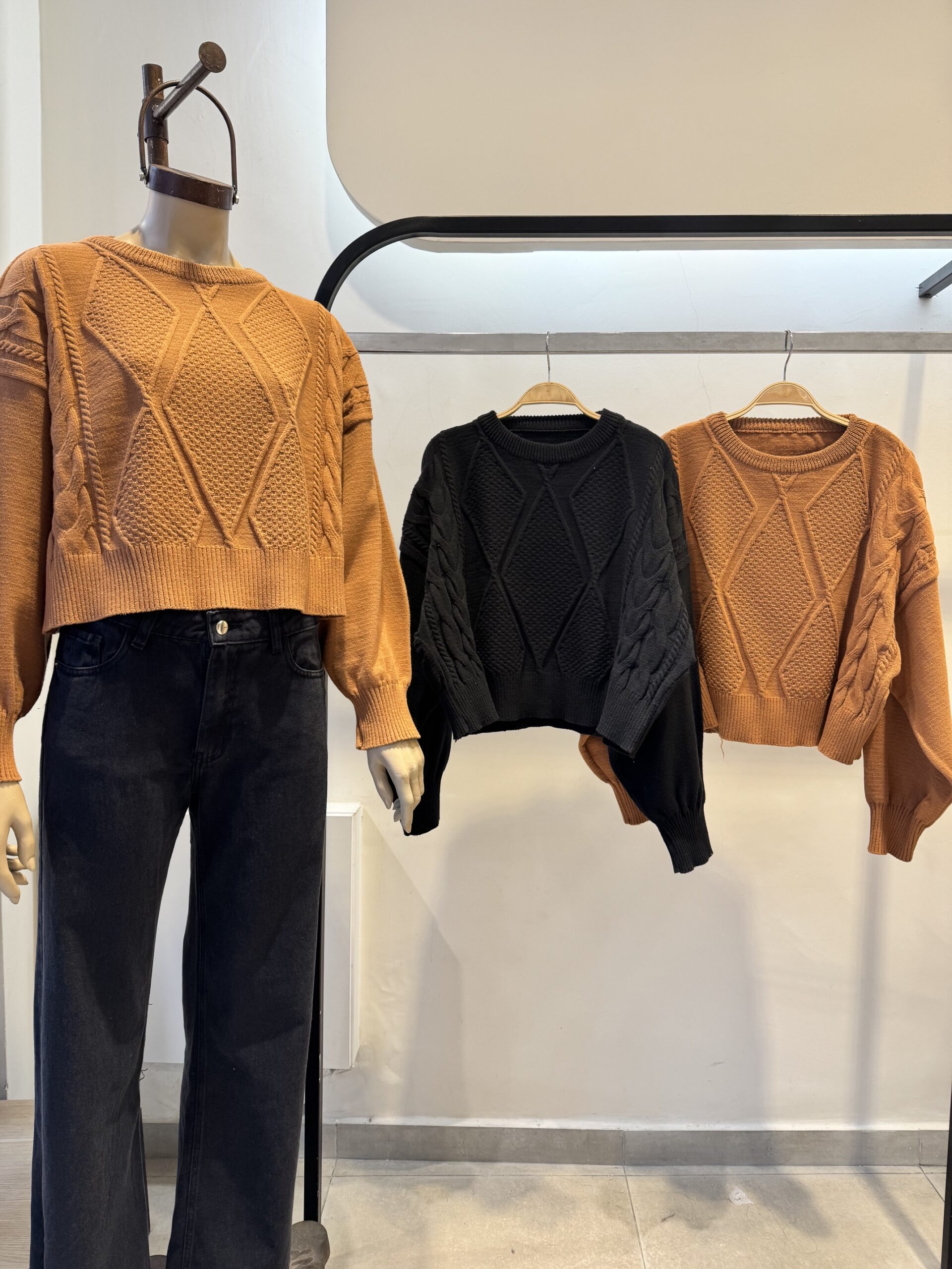 SW PAOLA - CON ROMBOS Y TRENZAS CROP