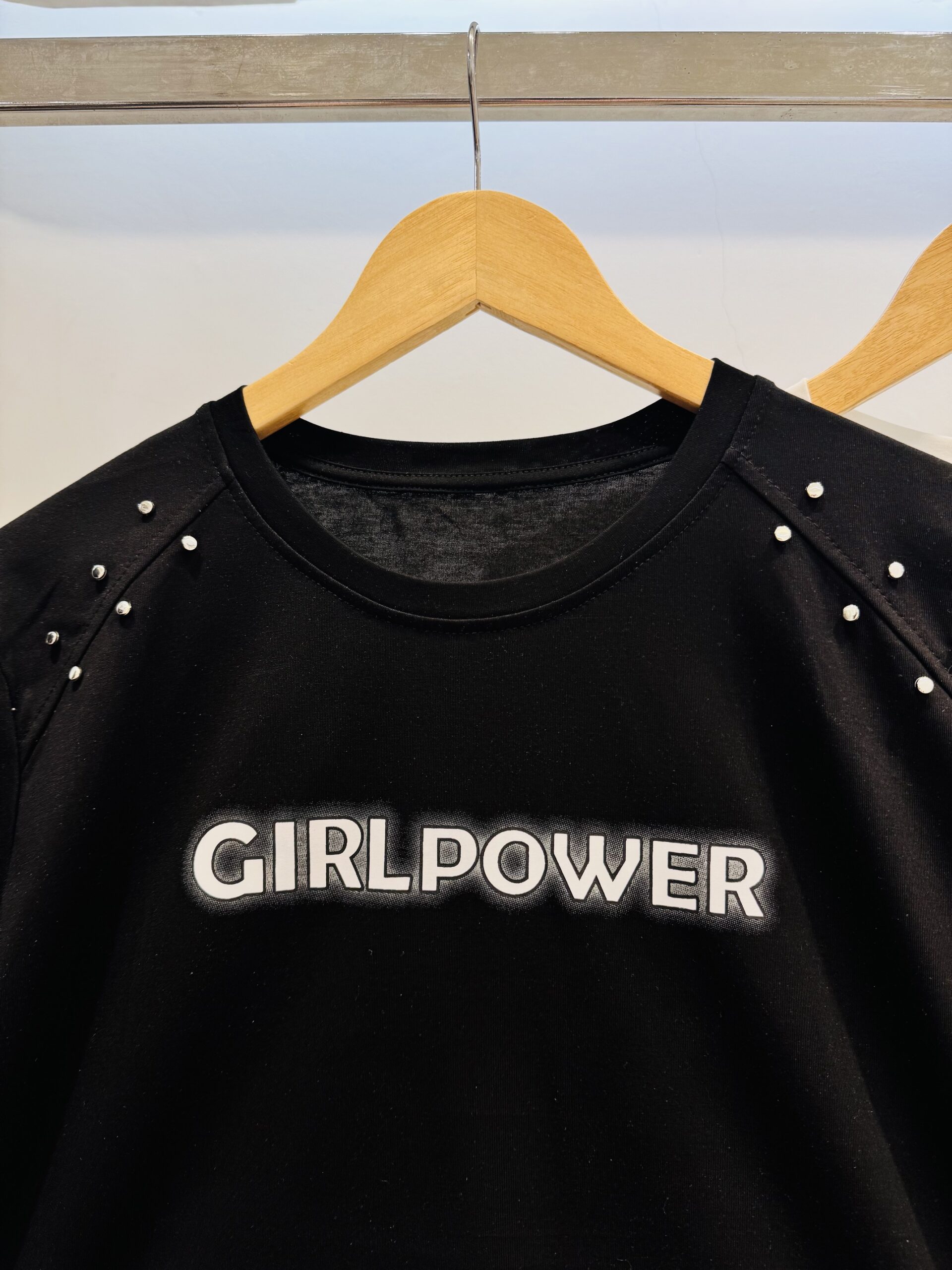 POWER - REMERA IMPORTADA CON TACHAS BOXY FIT