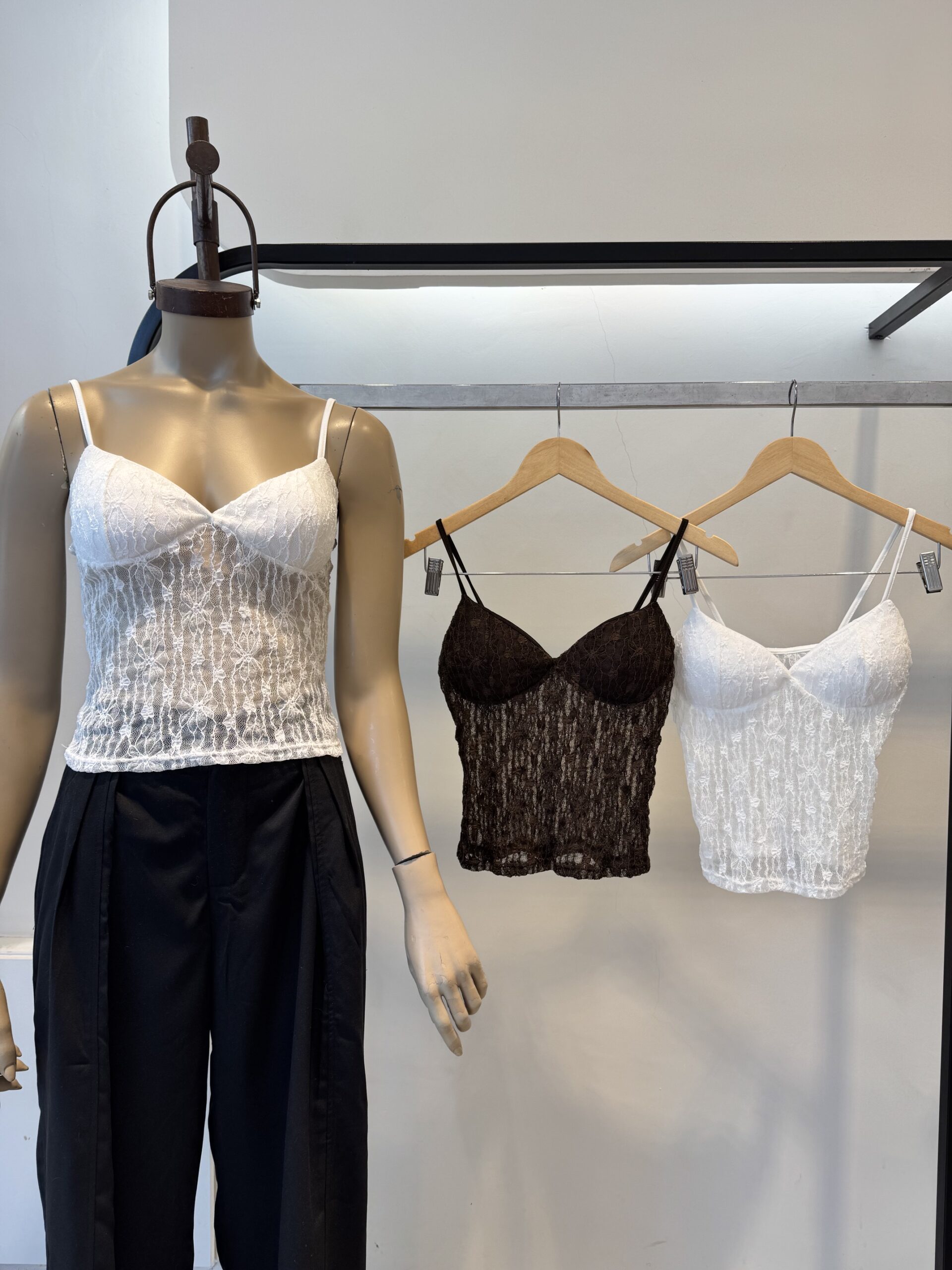 CIA - MUSCULOSA CON TAZA ENCAJE LENCERO ELASTIZADO