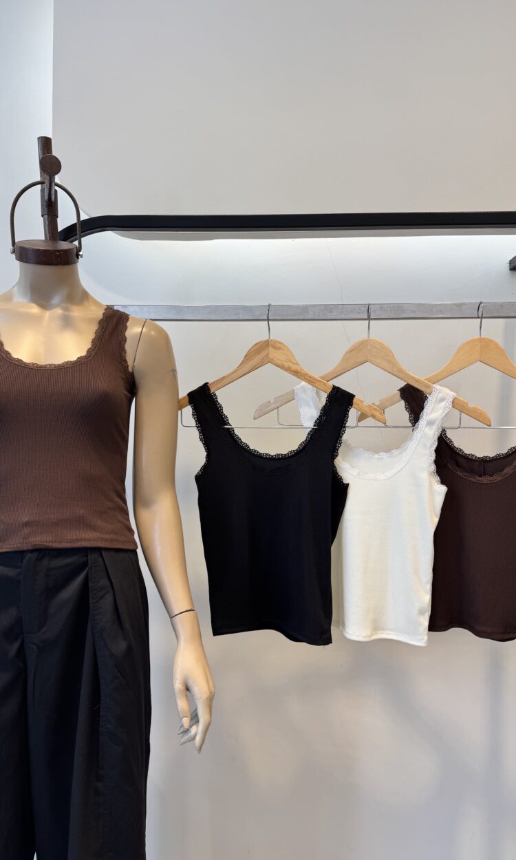 LUISA - MUSCULOSA CON TERMINACION ENCAJE
