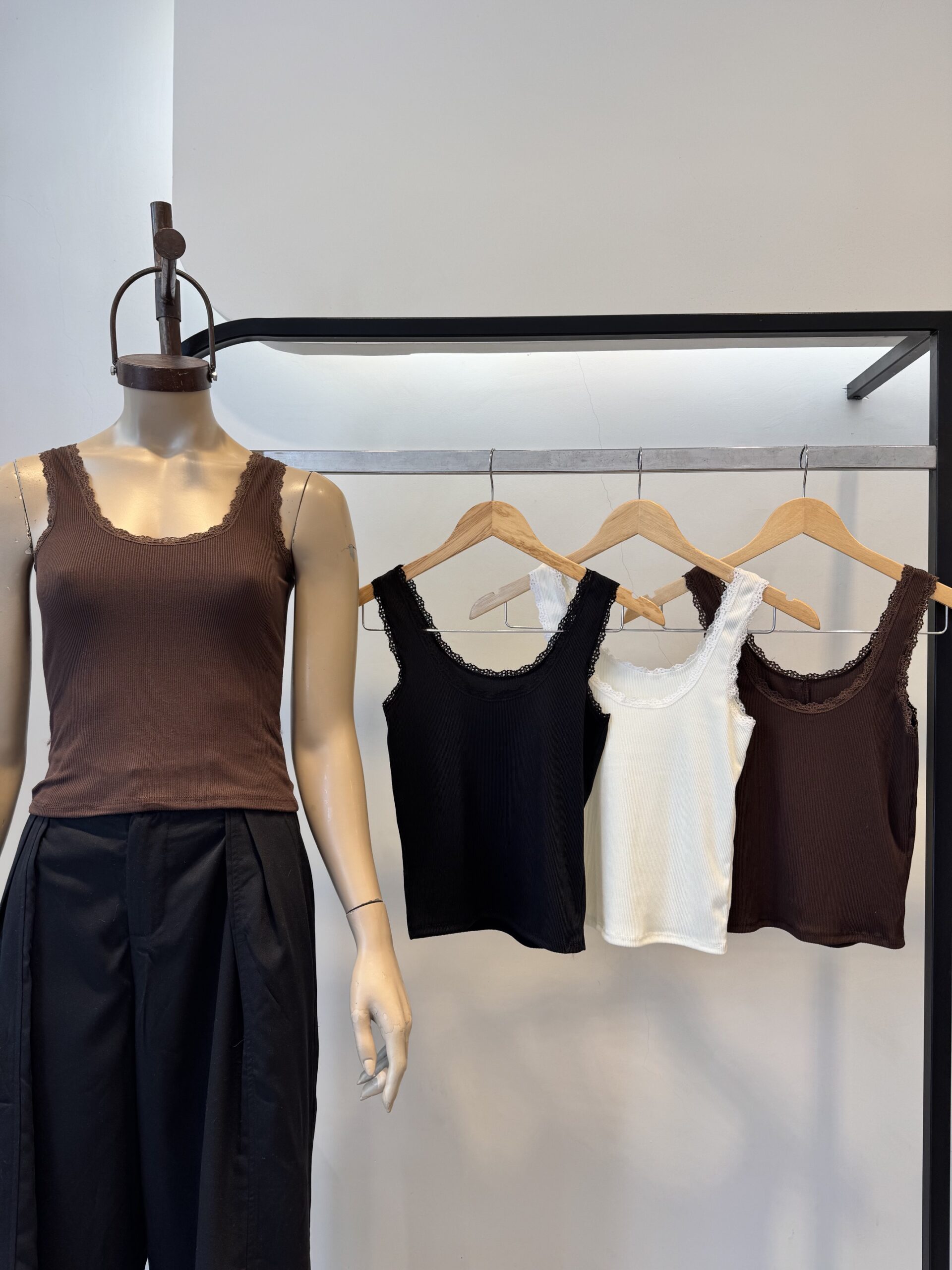 LUISA - MUSCULOSA CON TERMINACION ENCAJE
