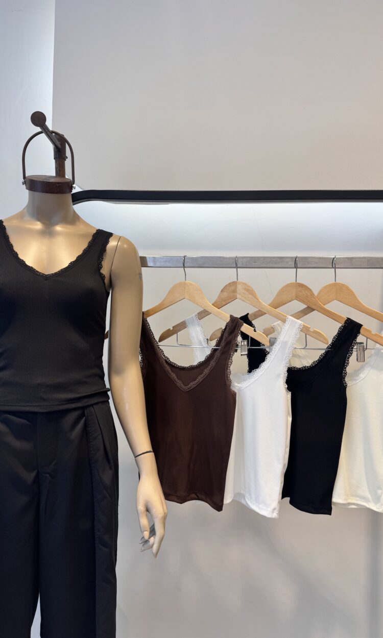 LOISE - MUSCULOSA CON TERMINACION ENCAJE ESCOTE V