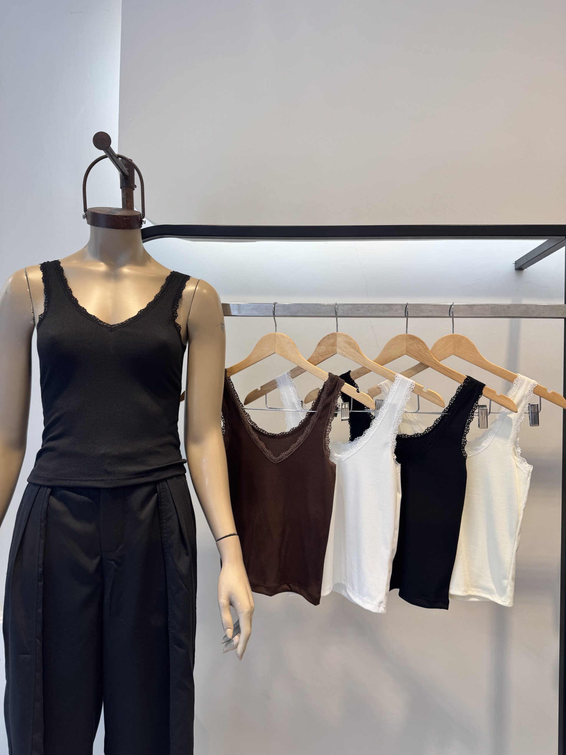 LOISE - MUSCULOSA CON TERMINACION ENCAJE ESCOTE V
