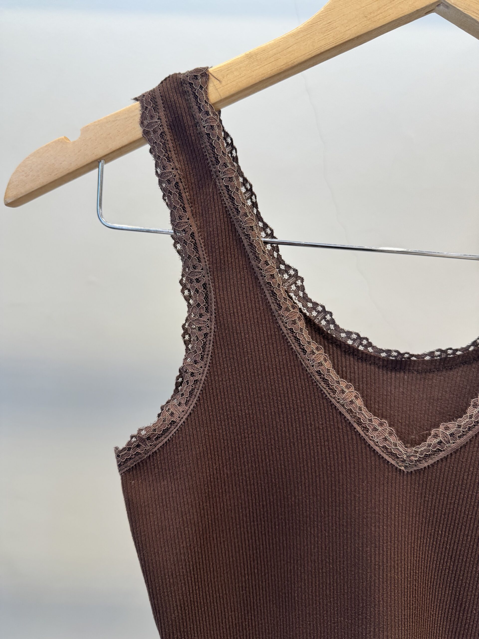 LOISE - MUSCULOSA CON TERMINACION ENCAJE ESCOTE V