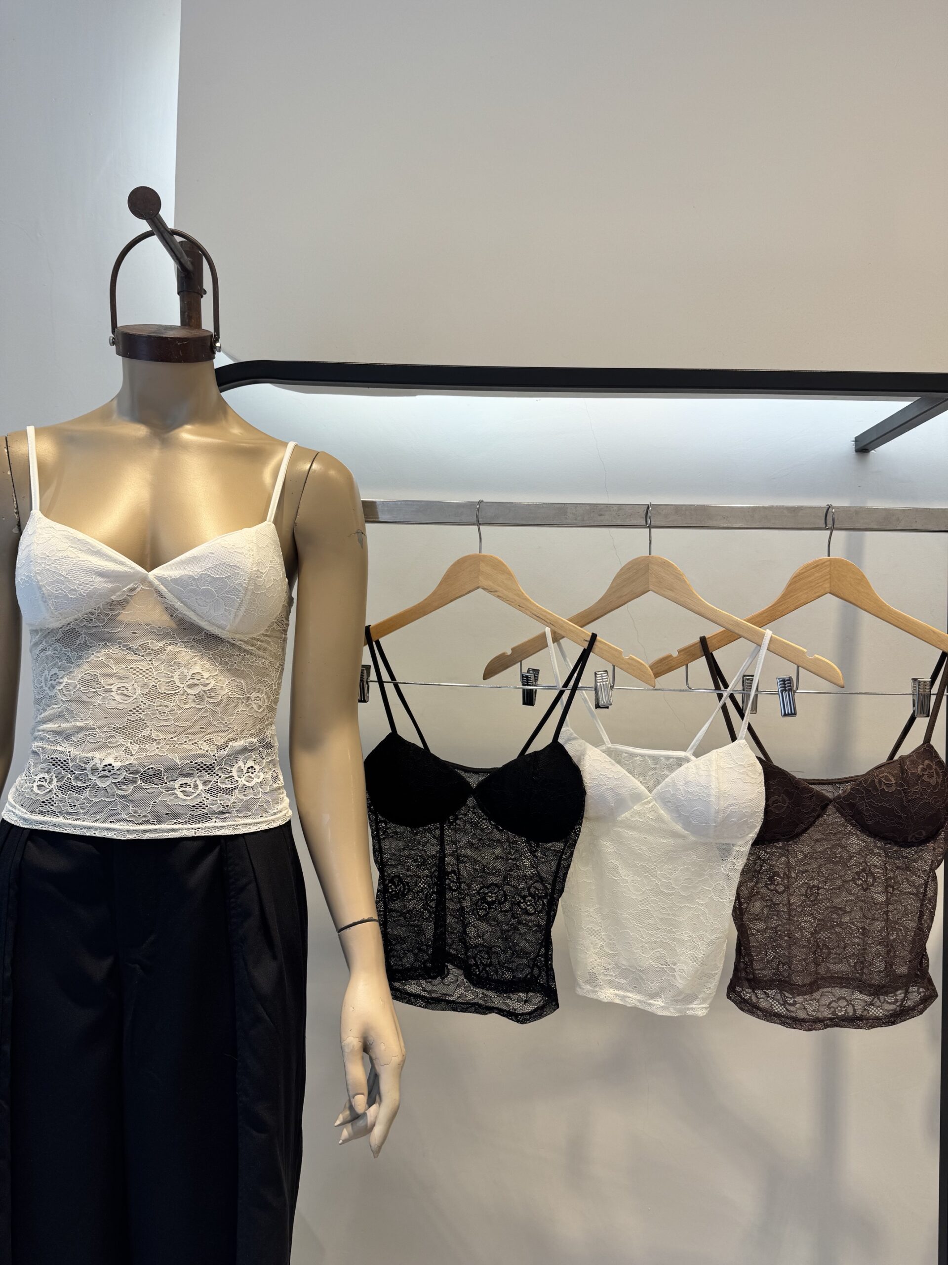 LIA - MUSCULOSA CON TAZA ENCAJE LENCERO ELASTIZADO FLORAL