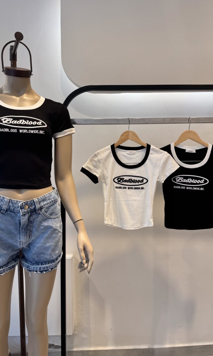 ALEXA - BABY TEE IMPORTADA BORDADA CON CUELLO Y MANGAS COMBINADAS