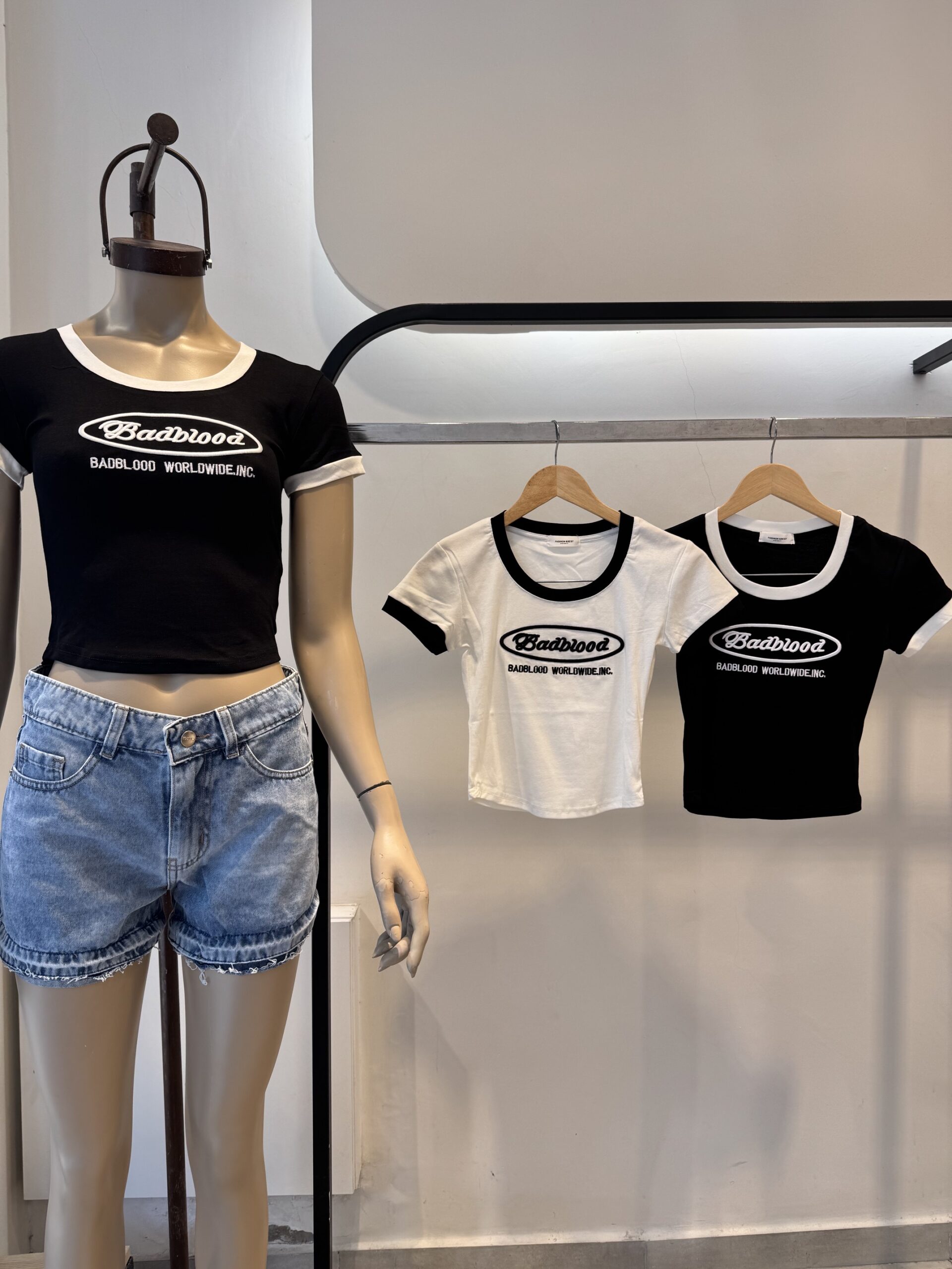 ALEXA - BABY TEE IMPORTADA BORDADA CON CUELLO Y MANGAS COMBINADAS