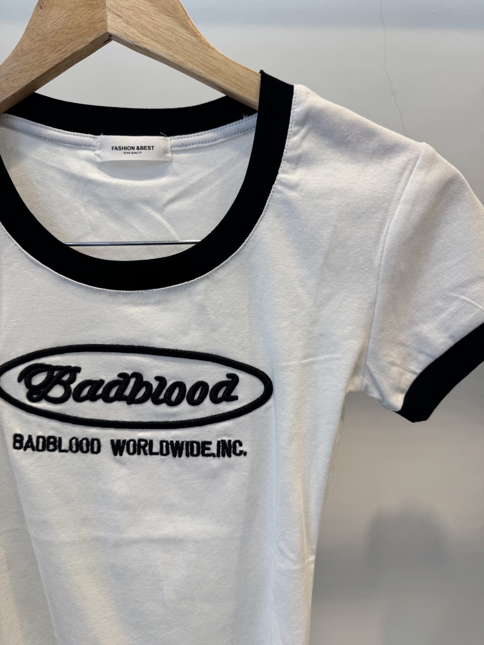 ALEXA - BABY TEE IMPORTADA BORDADA CON CUELLO Y MANGAS COMBINADAS
