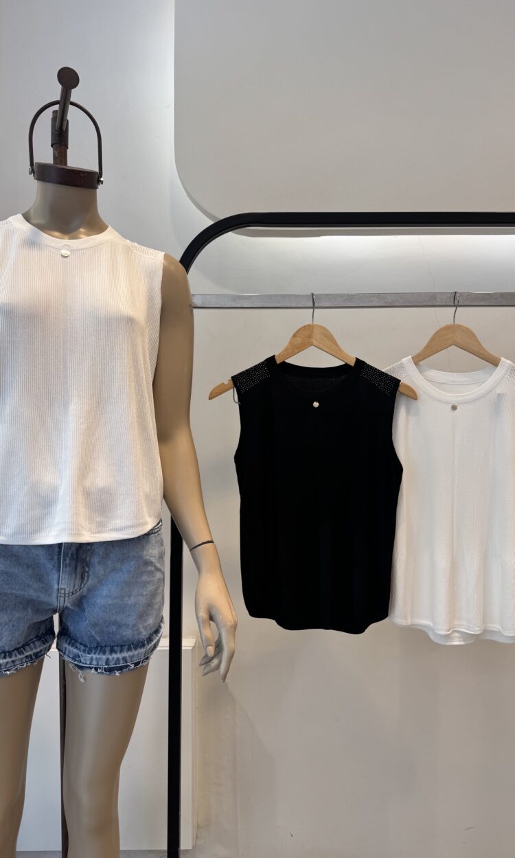PILAR - MUSCULOSA DE HILO IMPORTADO CON STRASS EN HOMBROS