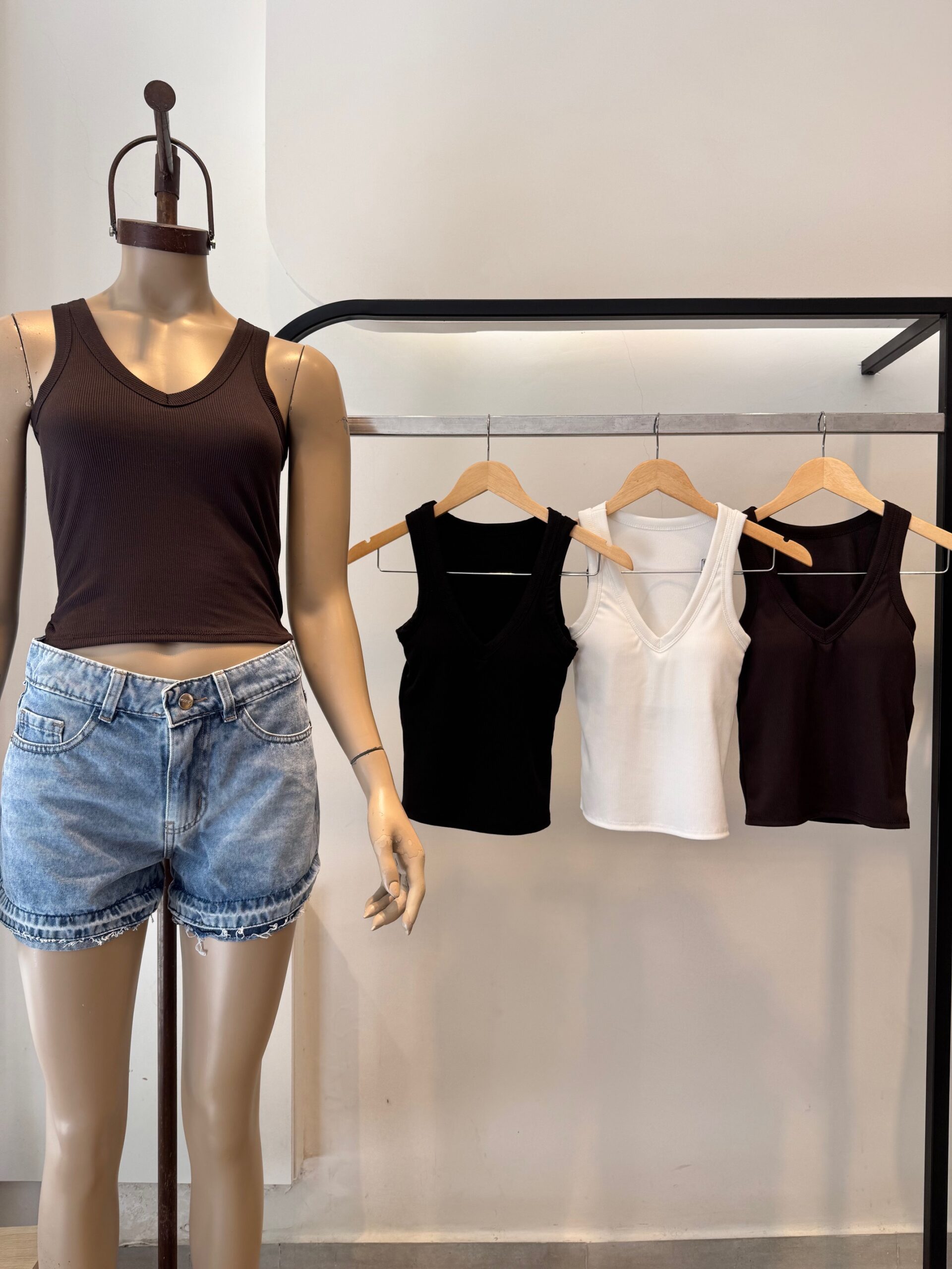 MORENA - MUSCULOSA BASICA MORELY CON TAZAS ESCOTE V