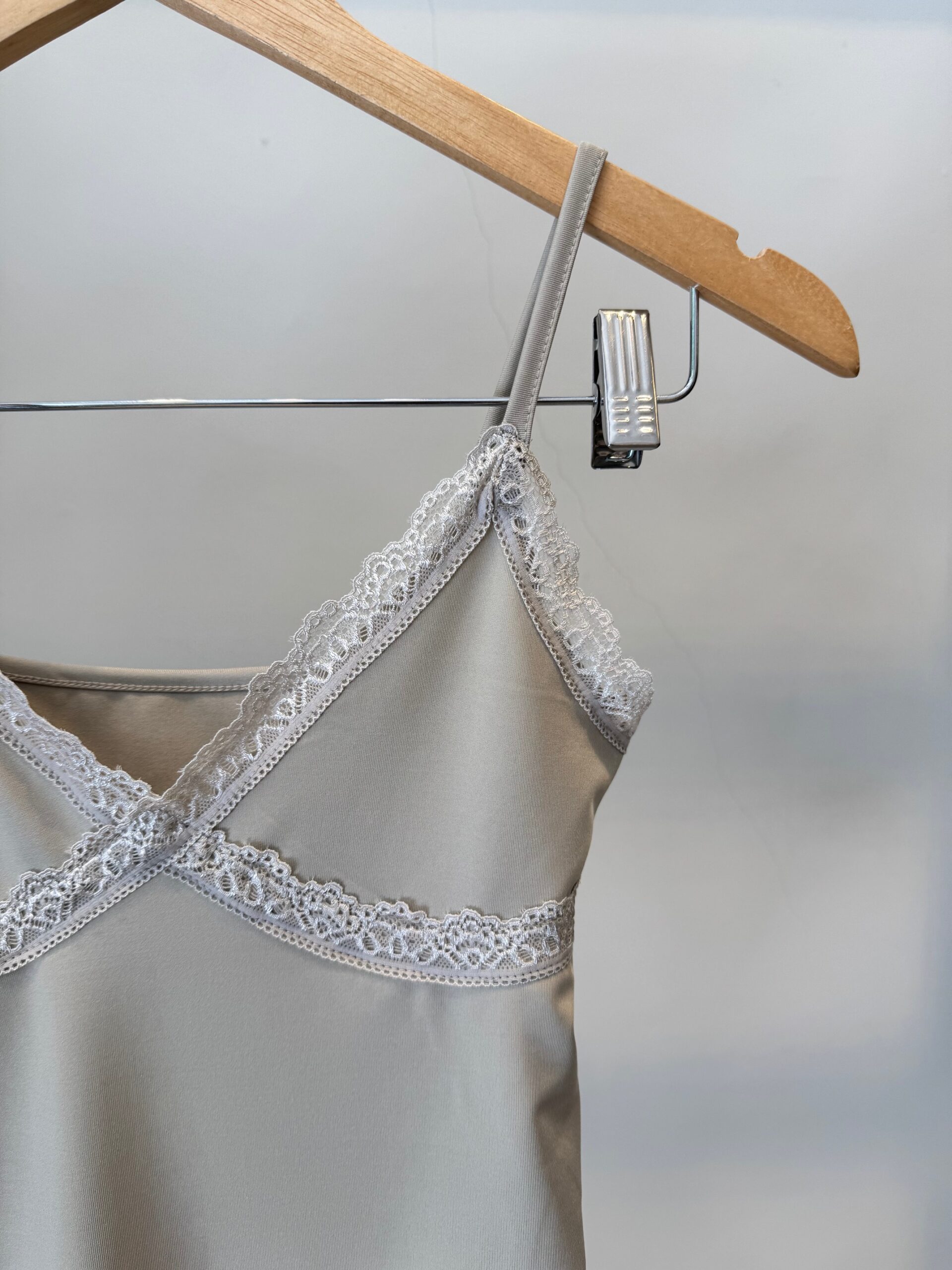 XIOMARA - BODY ESCOTE V CON PUNTILLA MICROFIBRA